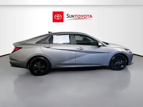 Used 2022 Hyundai Elantra SEL w/ Convenience Package FWD image 2