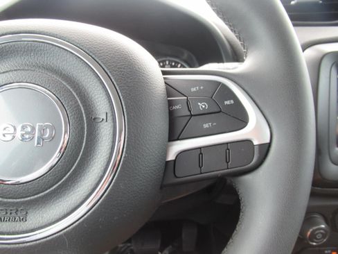 Used 2020 Jeep Renegade Latitude FWD image 24