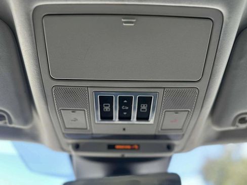 Used 2018 Land Rover Discovery SE image 29