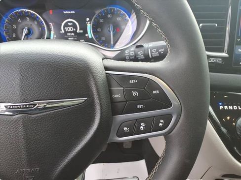 Used 2024 Chrysler Pacifica Touring-L FWD image 25