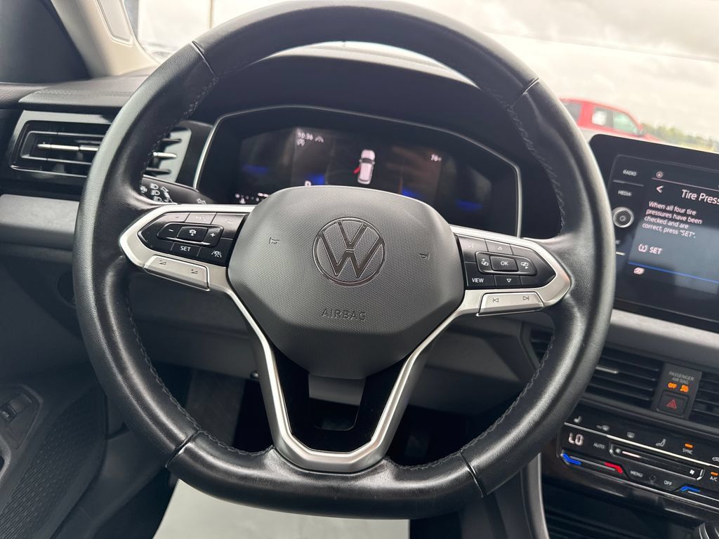 Used 2025 Volkswagen Jetta SE FWD image 14