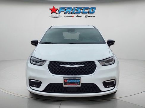 Used 2025 Chrysler Pacifica Select image 2