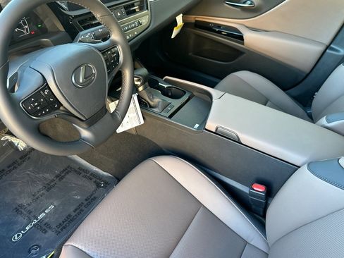 Certified 2025 Lexus ES 350 image 4