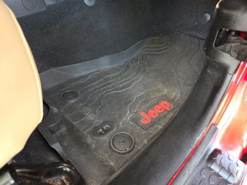 Used 2019 Jeep Wrangler Unlimited Sahara w/ Dual Top Group AWD/4WD image 16
