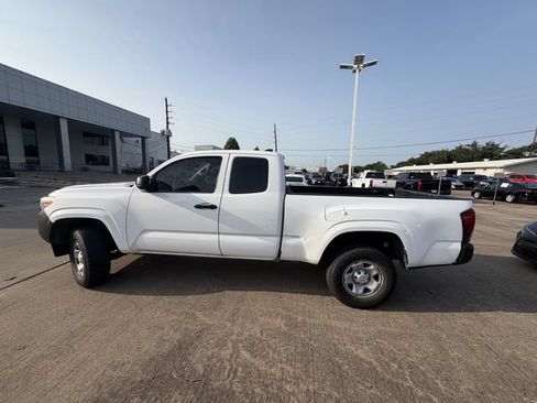 Used 2018 Toyota Tacoma SR RWD image 8