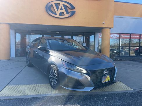 Used 2024 Nissan Altima 2.5 SV image 1