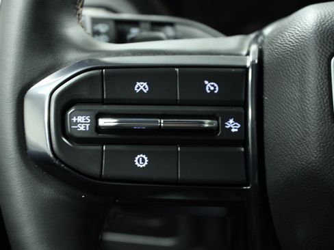 Used 2025 GMC Yukon XL AT4 AWD/4WD image 21