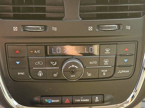 Used 2016 Chrysler Town & Country Touring w/ Driver Convenience Group image 33
