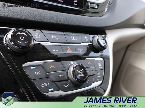 Used 2023 Chrysler Pacifica Touring-L FWD image 37