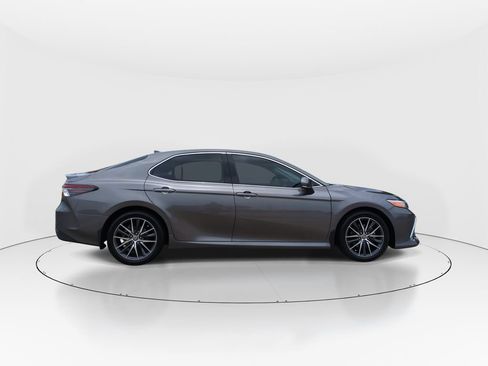 Used 2021 Toyota Camry XLE FWD image 9