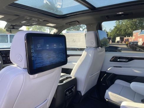 New 2025 Chevrolet Suburban Premier image 23