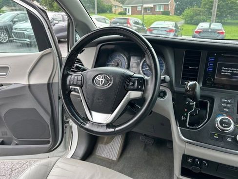 Used 2017 Toyota Sienna XLE Premium image 30