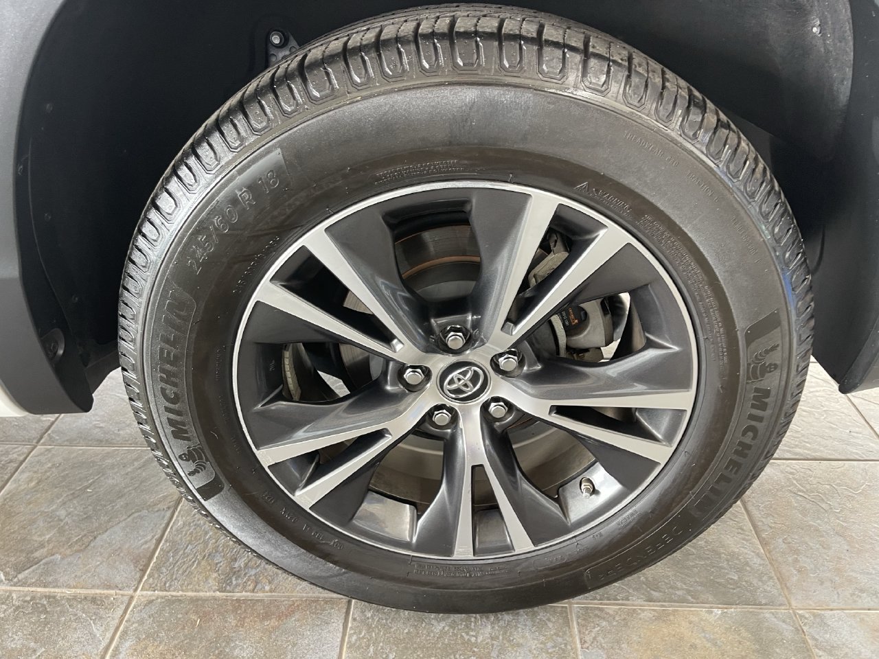 Used 2017 Toyota Highlander Plus w/ Carpet Mat Package FWD image 5