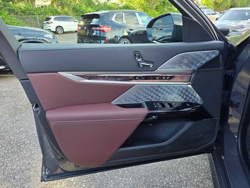 Used 2025 BMW 750e xDrive w/ Executive Package image 23