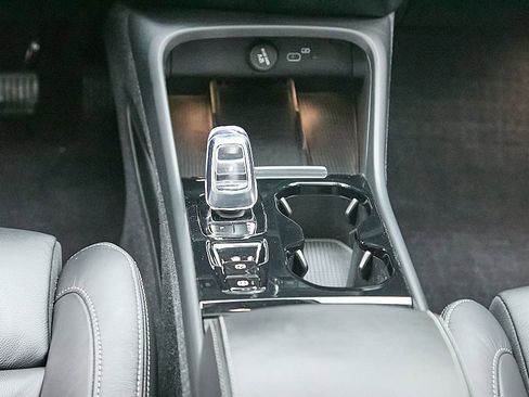 Certified 2023 Volvo XC40 B5 Plus w/ Driver Assist Package image 31