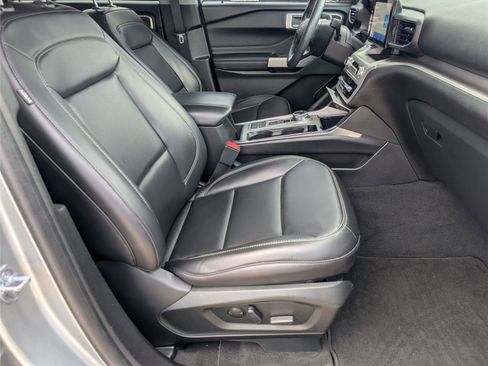 Used 2022 Ford Explorer XLT w/ Equipment Group 202A image 40