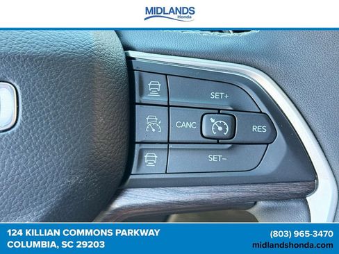 Used 2025 Jeep Grand Cherokee Limited AWD/4WD image 17