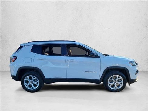 Used 2025 Jeep Compass Latitude image 4