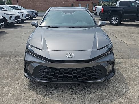 Used 2025 Toyota Camry SE image 3
