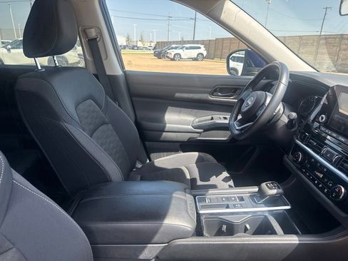 Certified 2025 Nissan Pathfinder SV FWD image 29