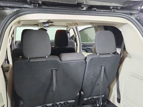 Used 2020 Dodge Grand Caravan SE FWD image 16