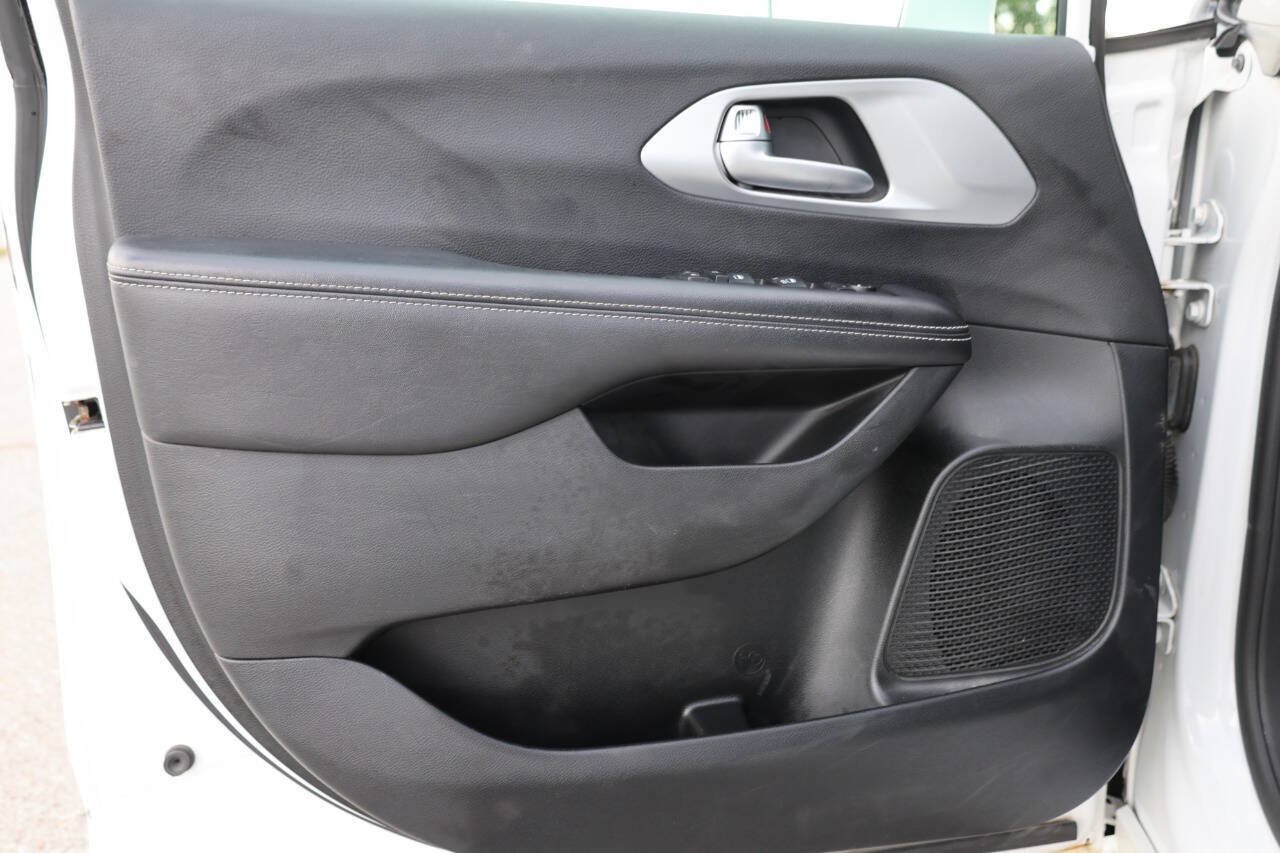 Used 2018 Chrysler Pacifica Touring Plus w/ S Appearance Package FWD image 12