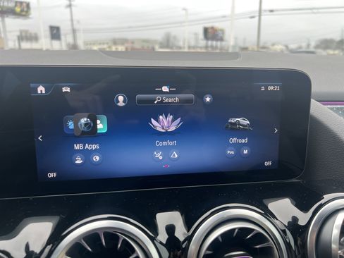 Used 2025 Mercedes-Benz GLA 250 4MATIC image 24