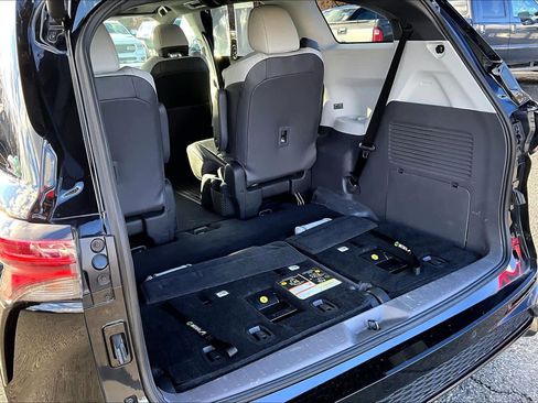 Used 2022 Toyota Sienna XSE image 19