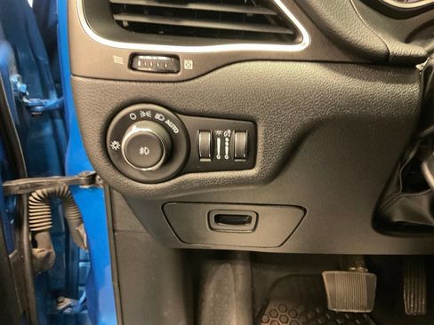 Used 2021 Jeep Cherokee Trailhawk AWD/4WD image 20