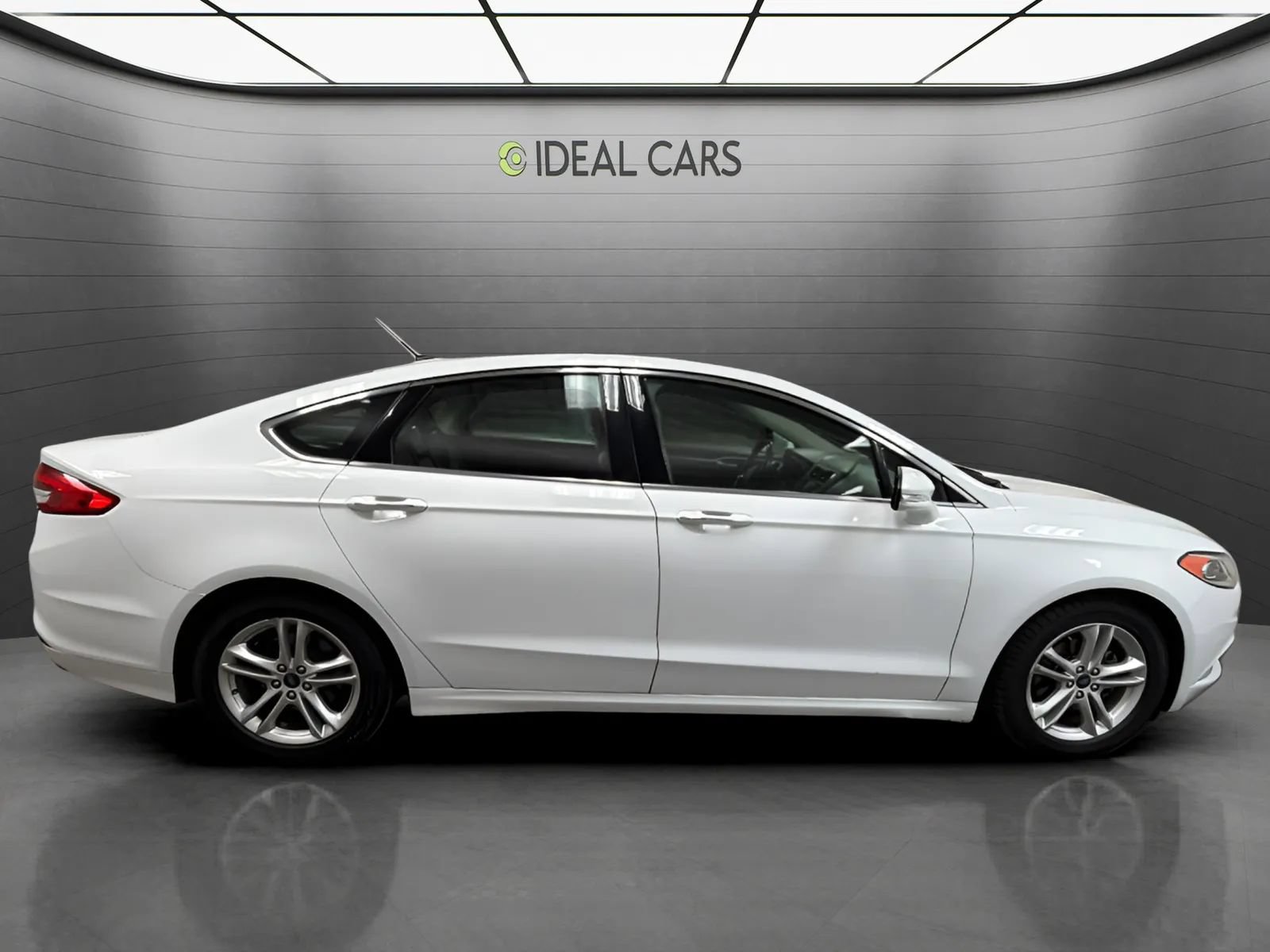 Used 2018 Ford Fusion SE w/ Fusion SE Technology Package FWD image 4