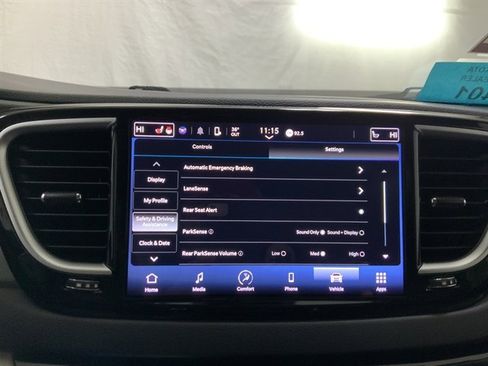 Used 2023 Chrysler Pacifica Touring-L image 35