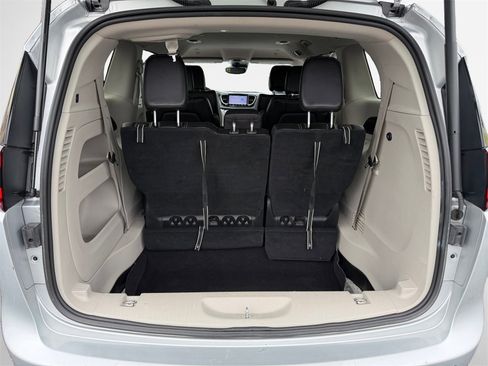 Used 2023 Chrysler Pacifica Touring-L image 25