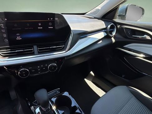 Used 2025 Chevrolet Trax LT FWD image 24
