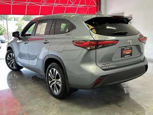 Used 2023 Toyota Highlander XLE FWD image 5