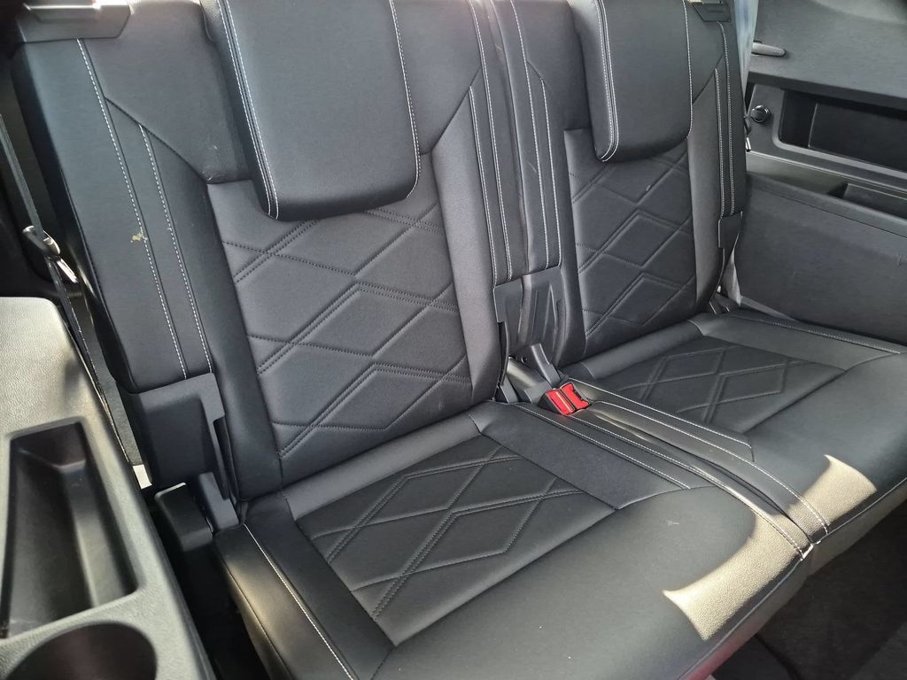 Used 2025 Volkswagen Atlas SE FWD image 30