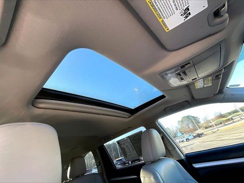 Used 2019 Toyota Highlander XLE image 22