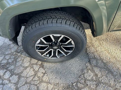 Used 2022 Toyota Tacoma TRD Sport w/ Technology Package image 13