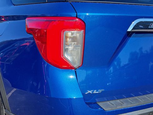 Used 2022 Ford Explorer XLT w/ Equipment Group 202A image 9