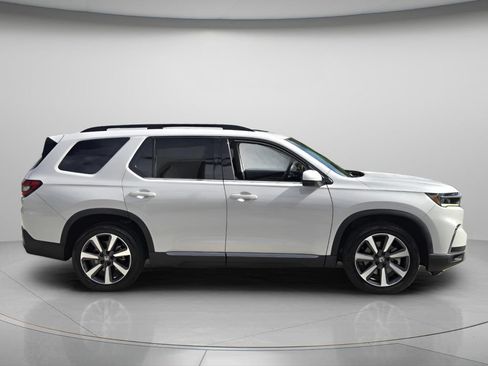 Used 2025 Honda Pilot Touring image 3