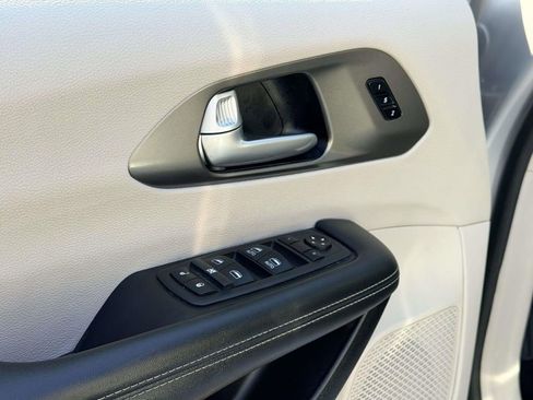 Used 2024 Chrysler Pacifica Touring-L image 18