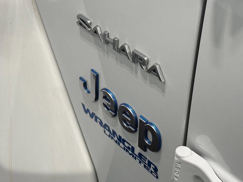 Used 2022 Jeep Wrangler Unlimited Sahara w/ Cold Weather Group image 8