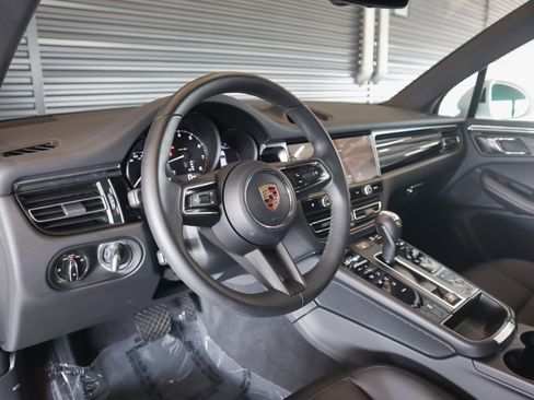 Certified 2026 Porsche Macan AWD/4WD image 4