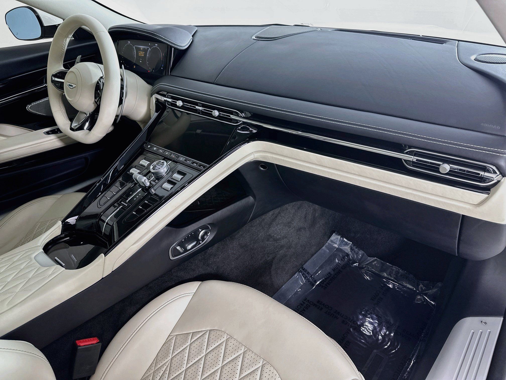 Used 2025 Aston Martin DB12 Coupe RWD image 30