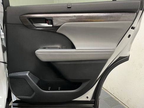 Used 2022 Toyota Highlander Platinum image 19