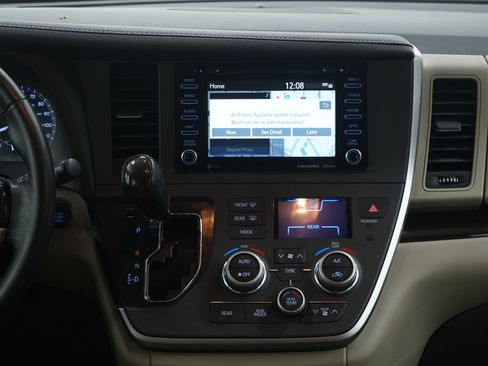 Used 2020 Toyota Sienna XLE image 18