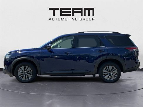 Used 2024 Nissan Pathfinder SV image 4