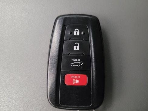Used 2022 Toyota Highlander LE FWD image 32