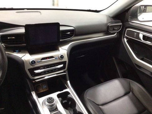 Used 2021 Ford Explorer XLT w/ Equipment Group 202A AWD/4WD image 32