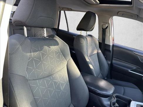 Used 2021 Toyota RAV4 XLE image 27