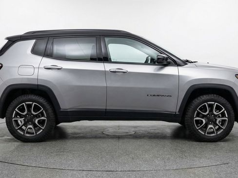 Used 2025 Jeep Compass Trailhawk w/ Trailer Tow Group image 11